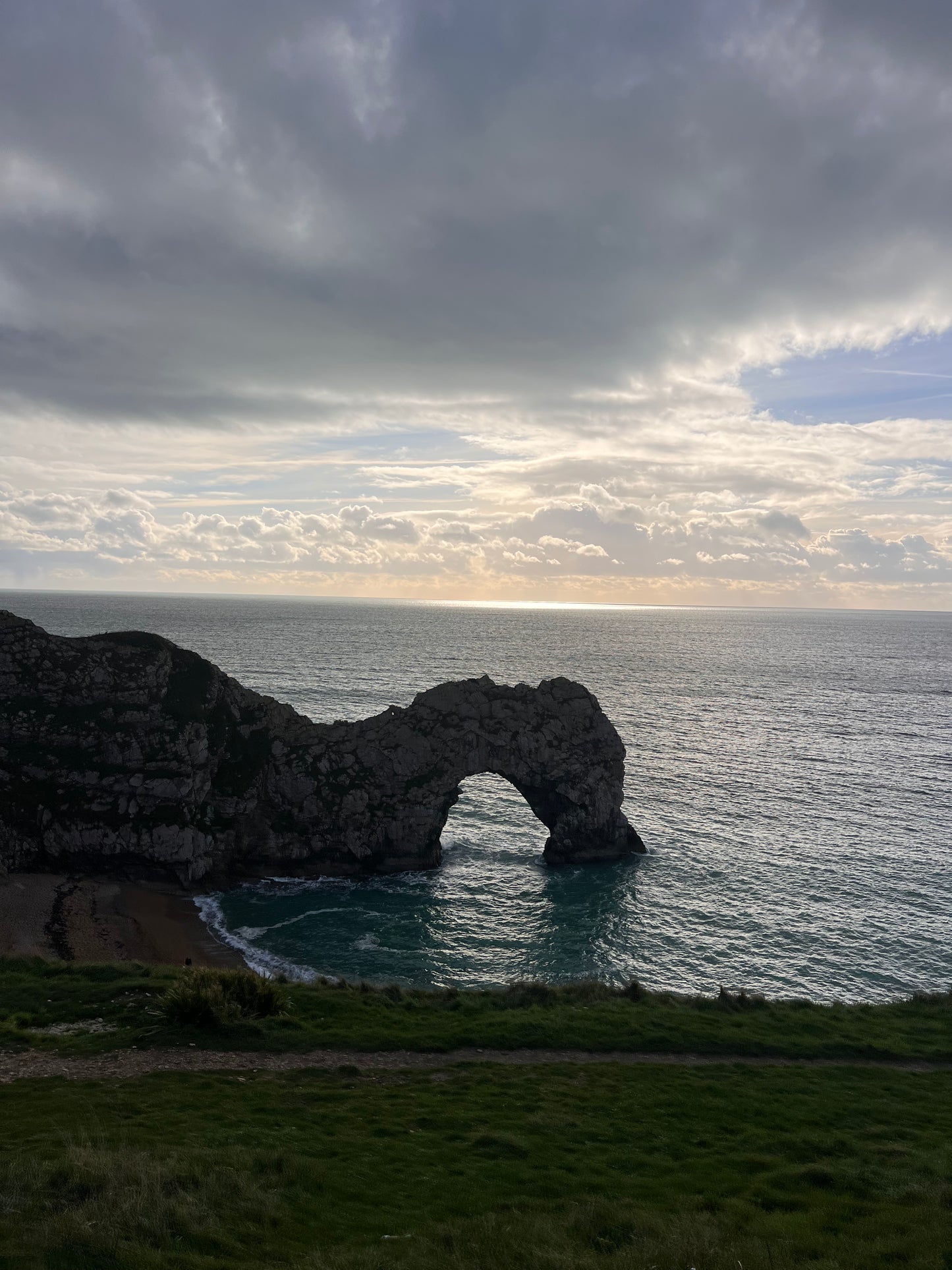 Picture of Durdle door on a sunny day. Ocean also in the background. Amazing.
